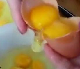 小伙发明吃瓜机