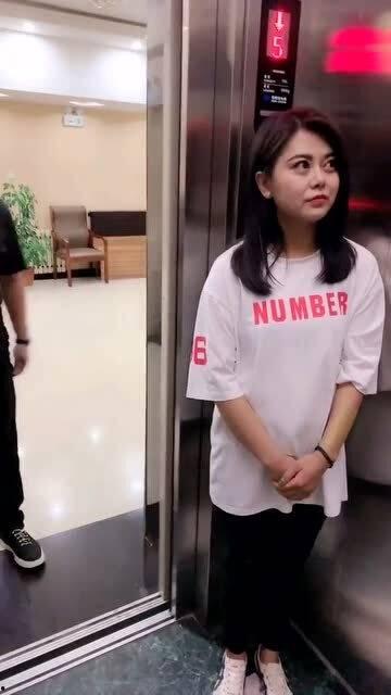 电梯无辜的吃瓜群众,一场意外引发的反思